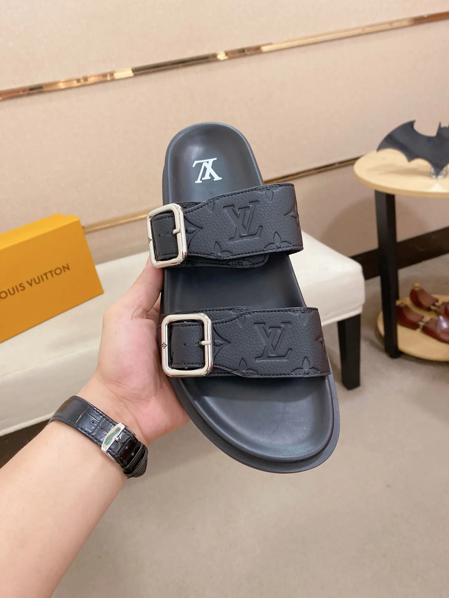 Factory price: 340💰Made by LV🔍Top purchasing agent, synchronized with men's spring and summer slippers counters. The uppers are made of cowhide imported from Italy, with logo graphics and high-quality craftsmanship. Soles: original soles specially provided by the original factory. Exclusive molded soles are super comfortable. Original factory follow-up orders. High quality. You can enter and exit the counter at will. Welcome to compare. Code number is 38-44.